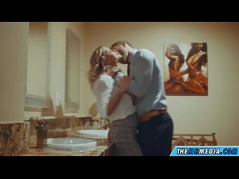 ❤️ Pamene blonde wabusty akunyengererani m'chimbudzi cha anthu onse Zolaula zapamwamba pa ny.prendiporno.ru ❌️